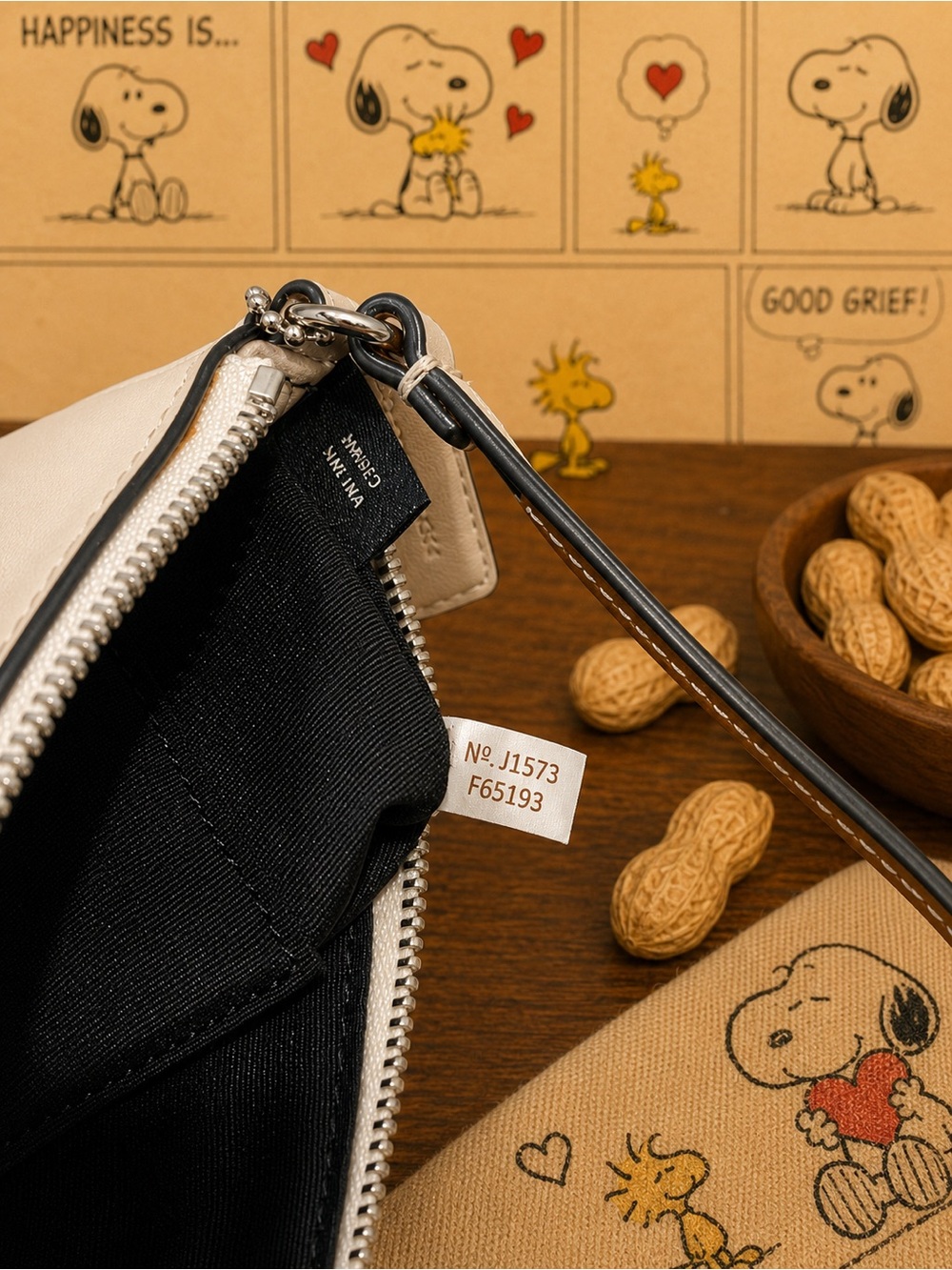 Coach x Peanuts Snoopy Corner Zip Wristlet Chalk White Leather EUC - Picture 6 of 6